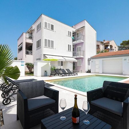 Apartmani Leona ビビニェ エクステリア 写真