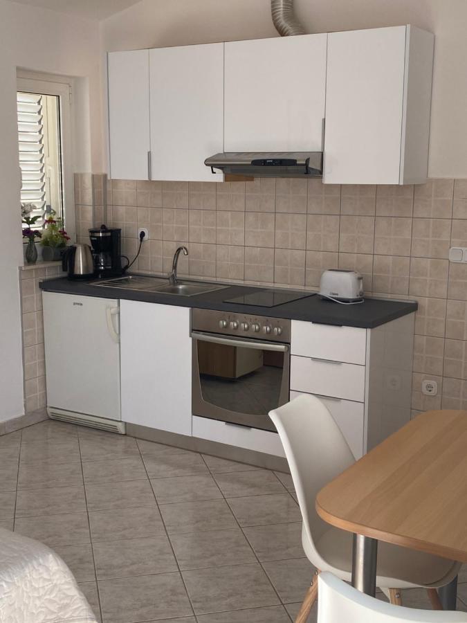 Apartmani Leona ビビニェ エクステリア 写真