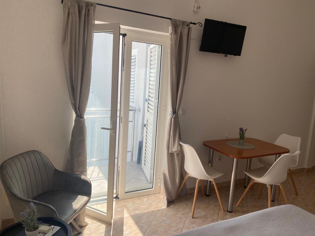 Apartmani Leona ビビニェ エクステリア 写真