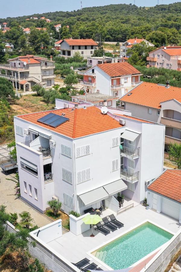 Apartmani Leona ビビニェ エクステリア 写真