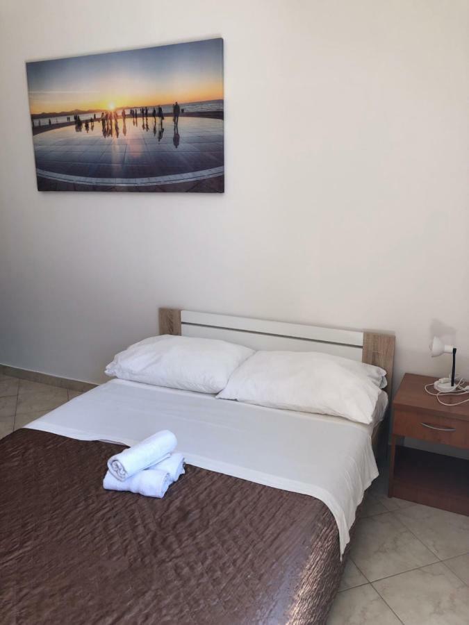 Apartmani Leona ビビニェ エクステリア 写真